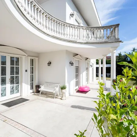 White House Fiera Apartment *