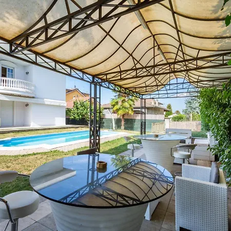 White House Fiera Apartment *